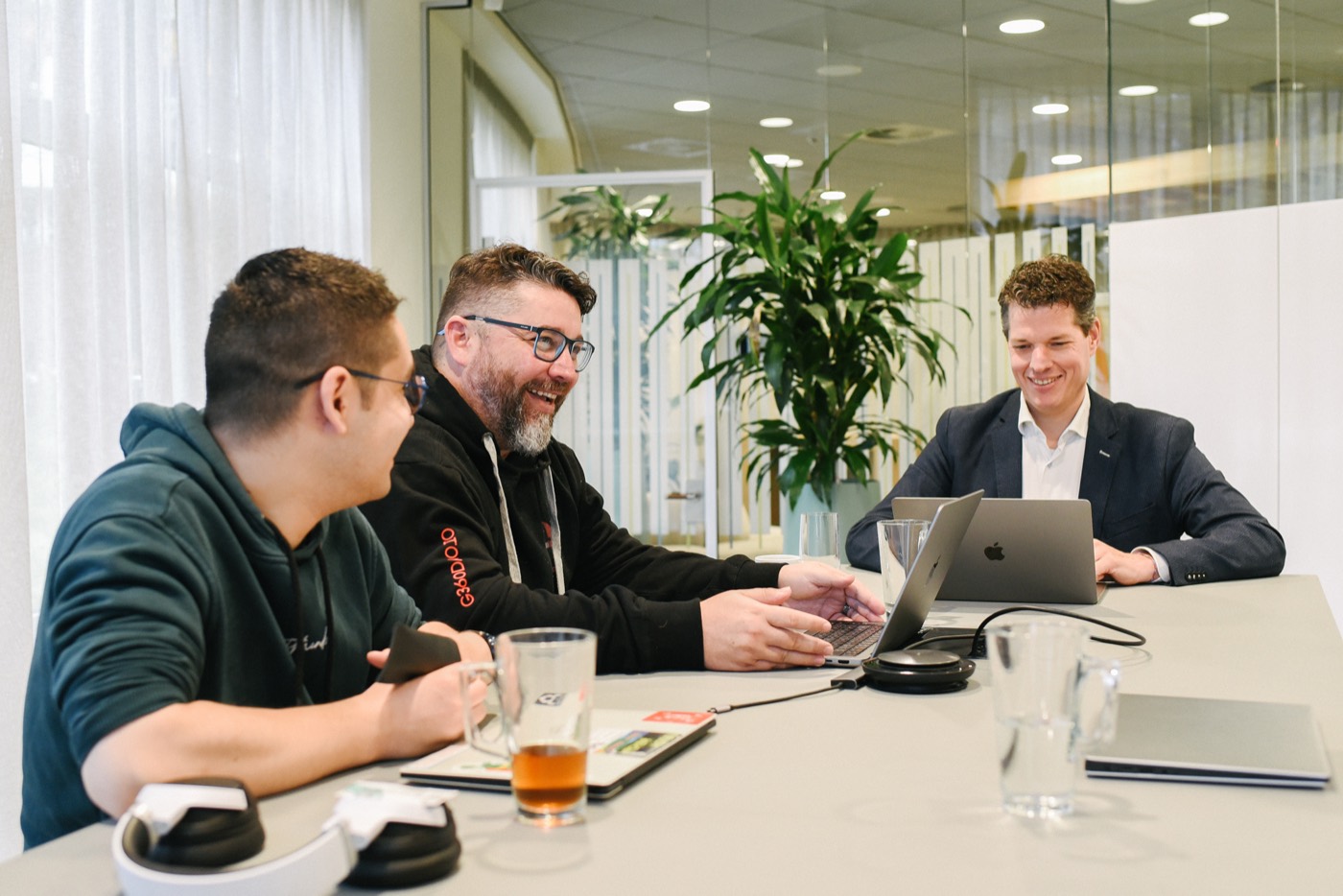 Une conversation de démonstration détendue au bureau de Guardian360